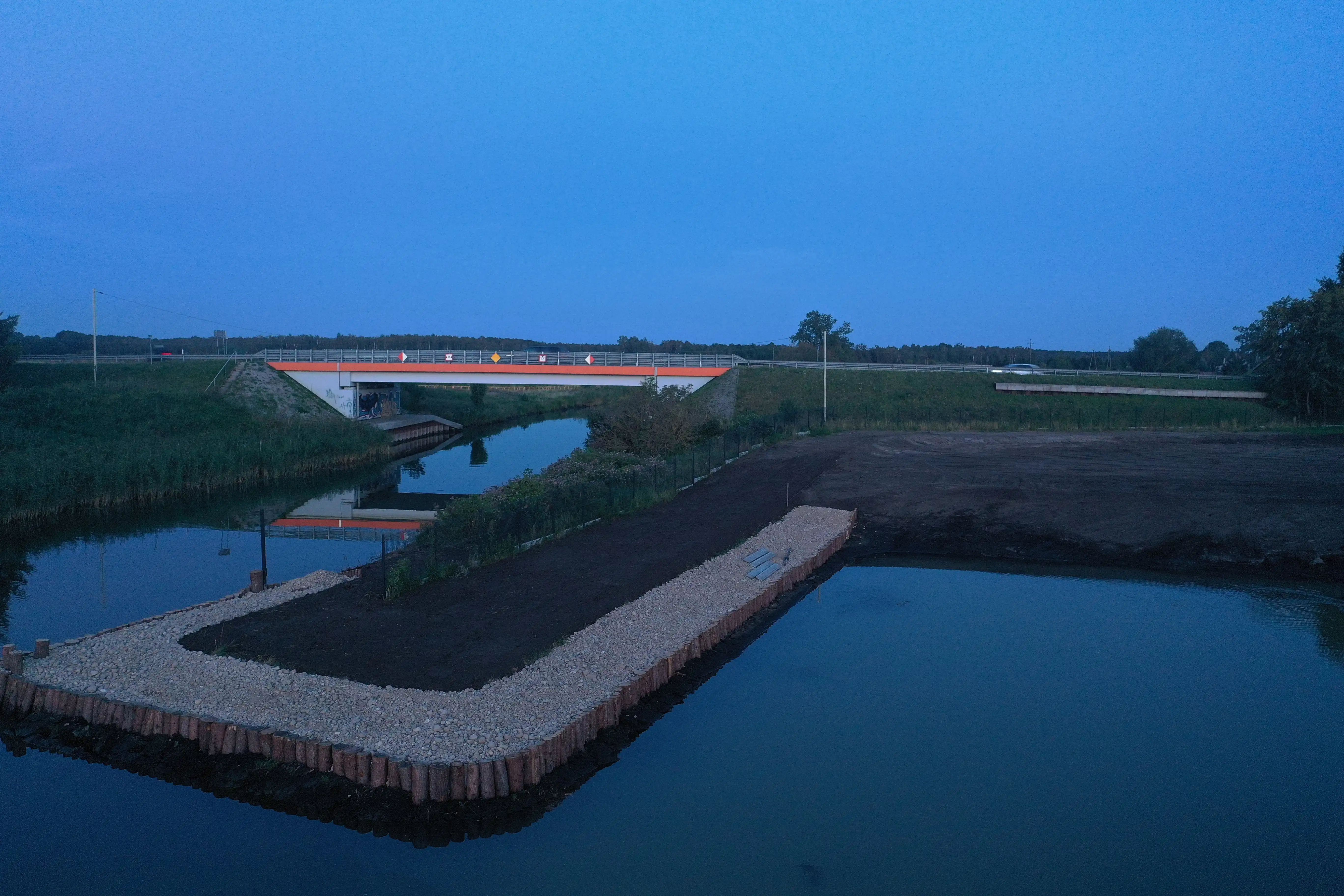 Budowa zbiornika wodnego i mini portu do cumowania łodzi prywatnych w miejscowości Jeglin, Gmina Pisz - po