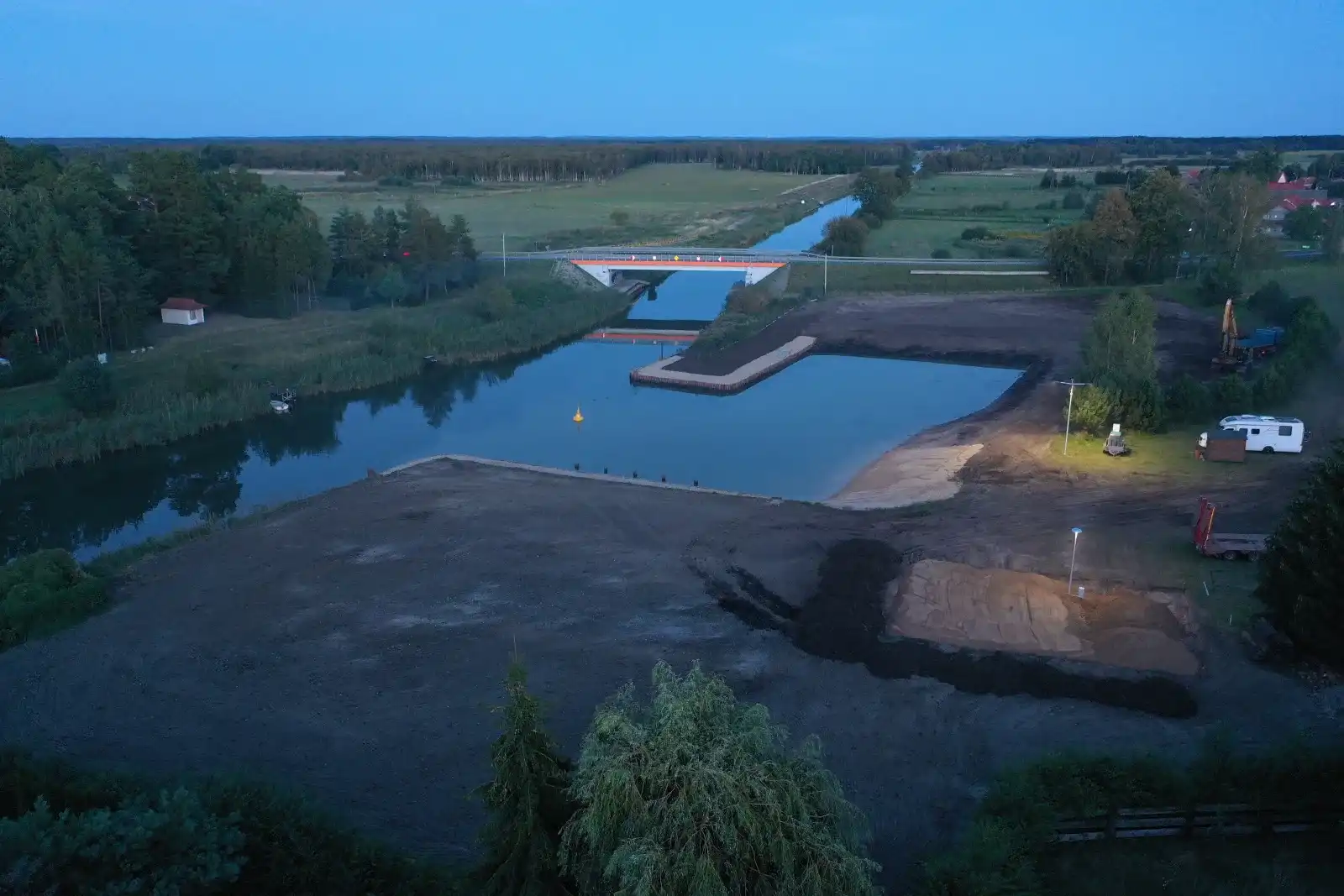 Budowa zbiornika wodnego i mini portu do cumowania łodzi prywatnych w miejscowości Jeglin, Gmina Pisz